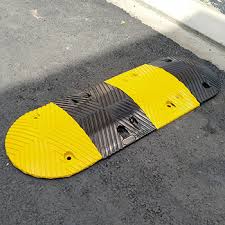 Gờ Giảm Tốc Nhựa Giá Rẻ Đàn Hồi, Chịu Lực Tốt, Lắp Đặt Dễ Dàng,